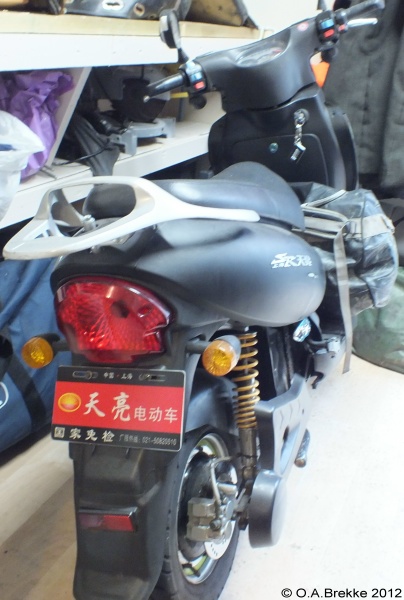 China electric moped.jpg (101 kB)