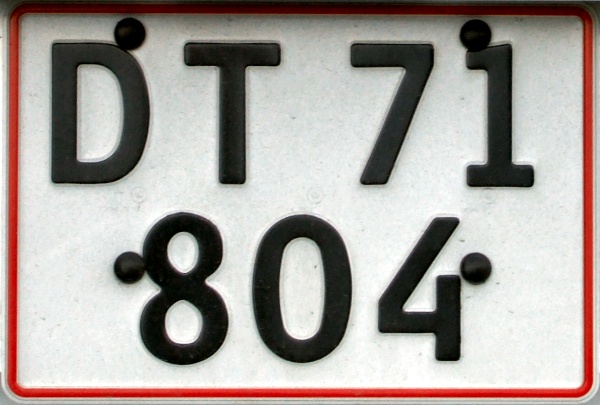 Denmark former private car double line rear plate series close-up DT 71804.jpg (92 kB)