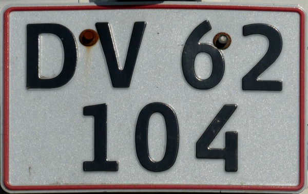 Denmark former private car double line rear plate series close-up DV 62104.jpg (131 kB)