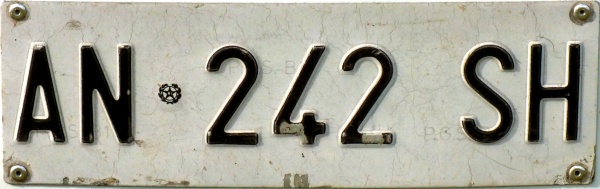 Italy normal series former style front plate close-up AN 242 SH.jpg (56 kB)