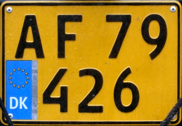 Denmark former commercial series double line rear plate close-up AF 79426.jpg (110 kB)