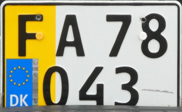 Denmark former private goods vehicle series one double line plate close-up FA 78043.jpg (102 kB)