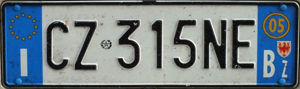 Italy normal series front plate close-up CZ 315 NE.jpg (56 kB)