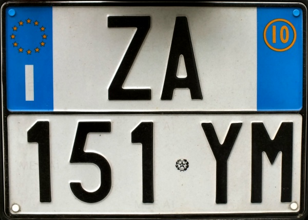 Italy normal series rear plate close-up ZA 151 YM.jpg (87 kB)