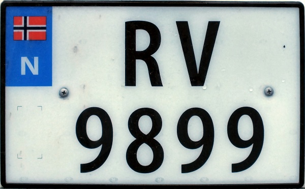 Norway four numeral series former style close-up RV 9899.jpg (79 kB)