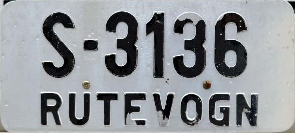 Norway antique vehicle series public service vehicle close-up S-3136.jpg (76 kB)