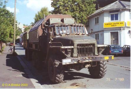 Ex-military truck from East Germany (30 kB)